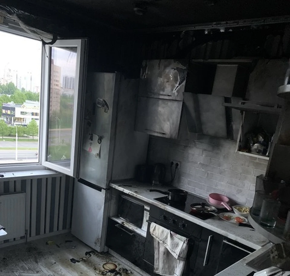 В Минске 19-летняя девушка плеснула воды в сковороду с раскаленным маслом. Фото: МЧС