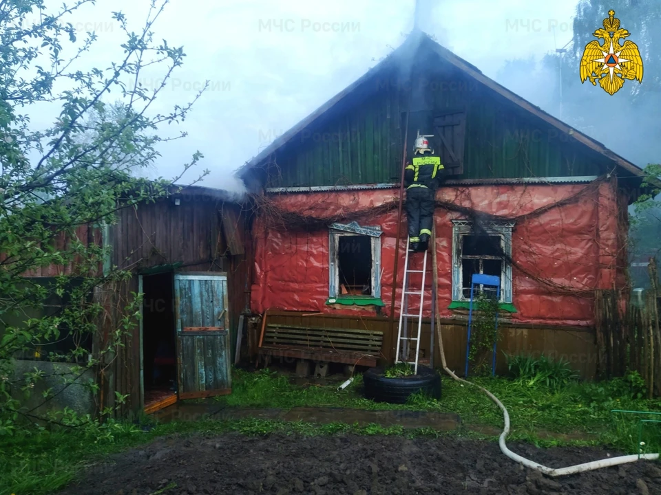 В Сафоново сгорел трехквартирный дачный дом. Фото: ГУ МЧС России по Смоленской области.