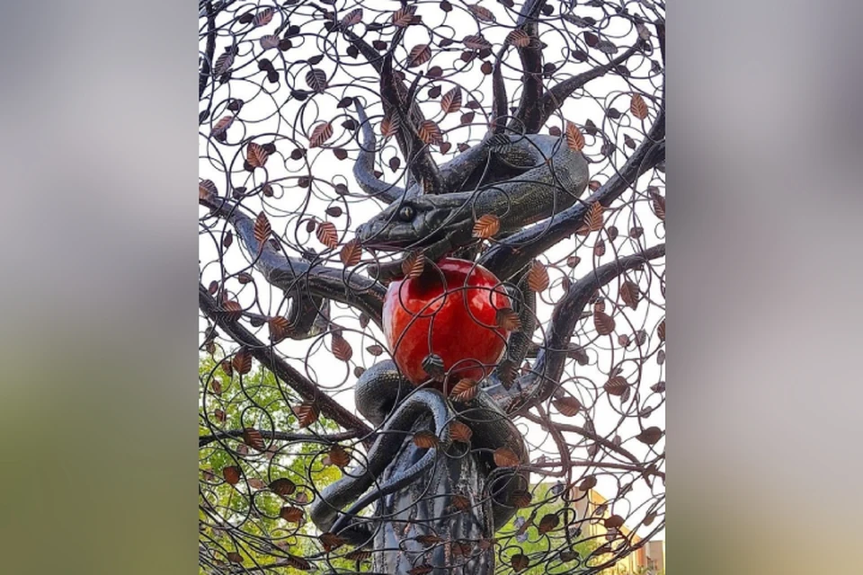 Новая скульптура олицетворяет собой Эдемский сад, а вовсе не поклонение сатане. Фото: vk.com/kirov_blacklist