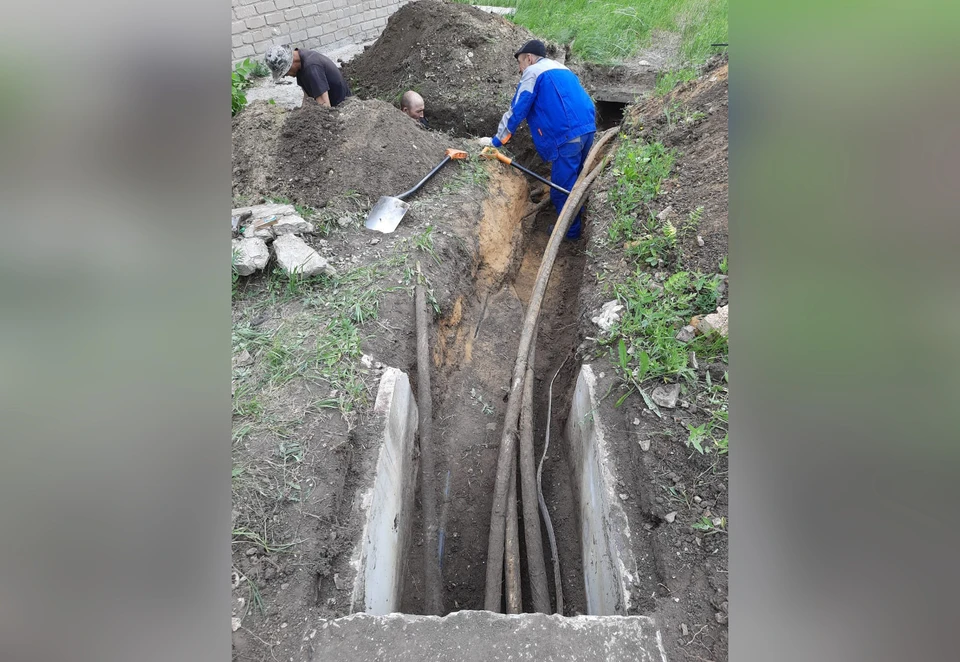 Кабель проходит под трассой М-5, поэтому рабочие долго не могли найти повреждение / Фото: Михаил Белоусов