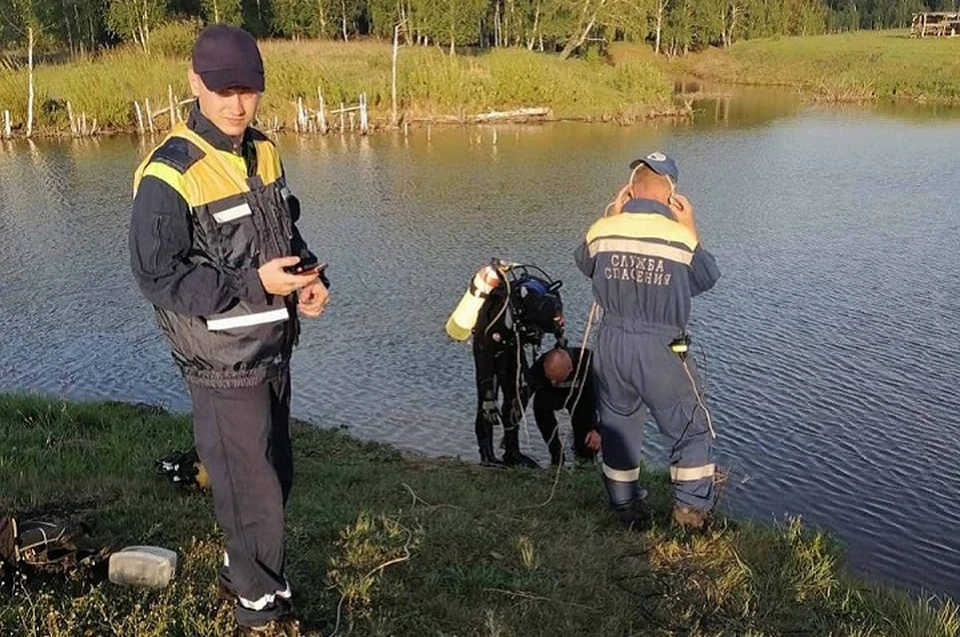 Спасатели МЧС достали тело мальчика из воды. Фото: ГУ МЧС по Свердловской области