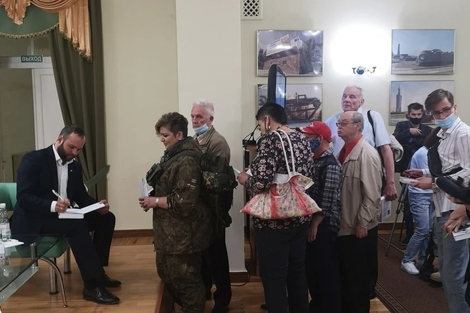 Автор Александр Жучковский давал автографы пришедшим на презентацию дончанам. Фото: vk.com/selivanova_dnr