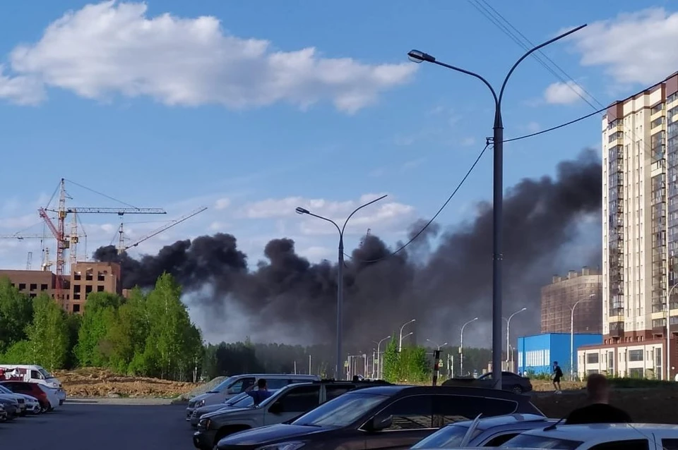 На стройке дома загорелся утеплитель. Фото: «Инцидент Новосибирск»