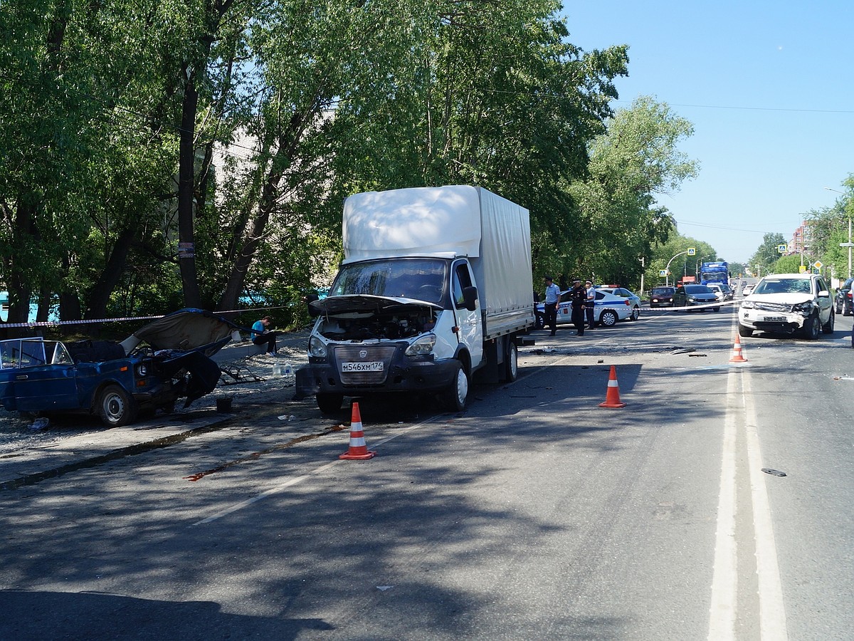 В ДТП с участием четырех автомобилей на Куйбышева в Челябинске погибли два  человека - KP.RU