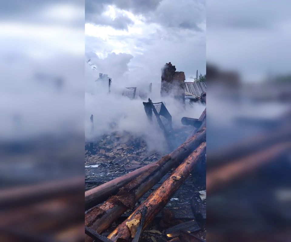 Дом сгорел до тла, остался лишь хлев, часть уцелевшей бани и дровяник. Фото: из личного архива Галины Паршуковой