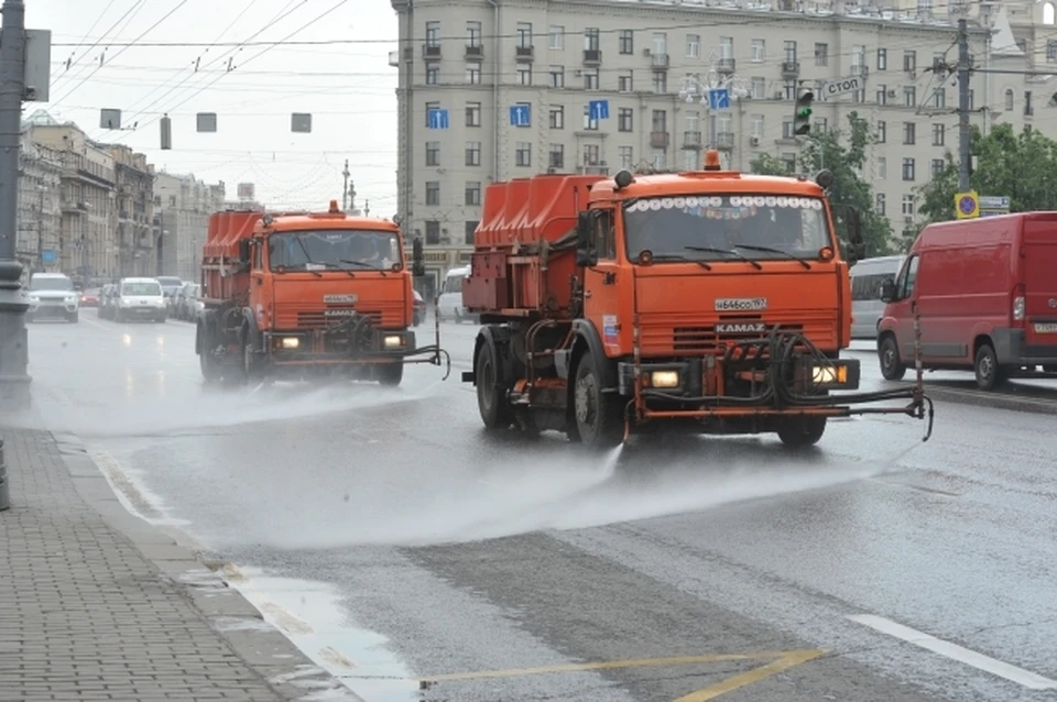 Чтобы асфальт не расплавился, его охлаждают водой.
