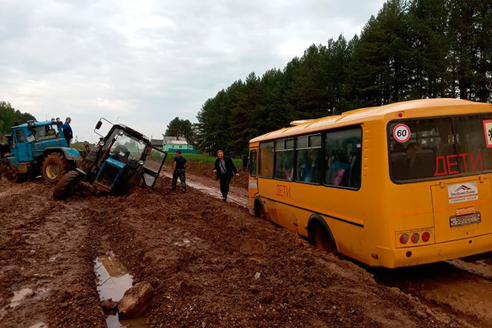 В Удмуртии в грязи застрял автобус, который вез детей на ОГЭ по русскому языку. Фото: vk.com/vpered_balezino