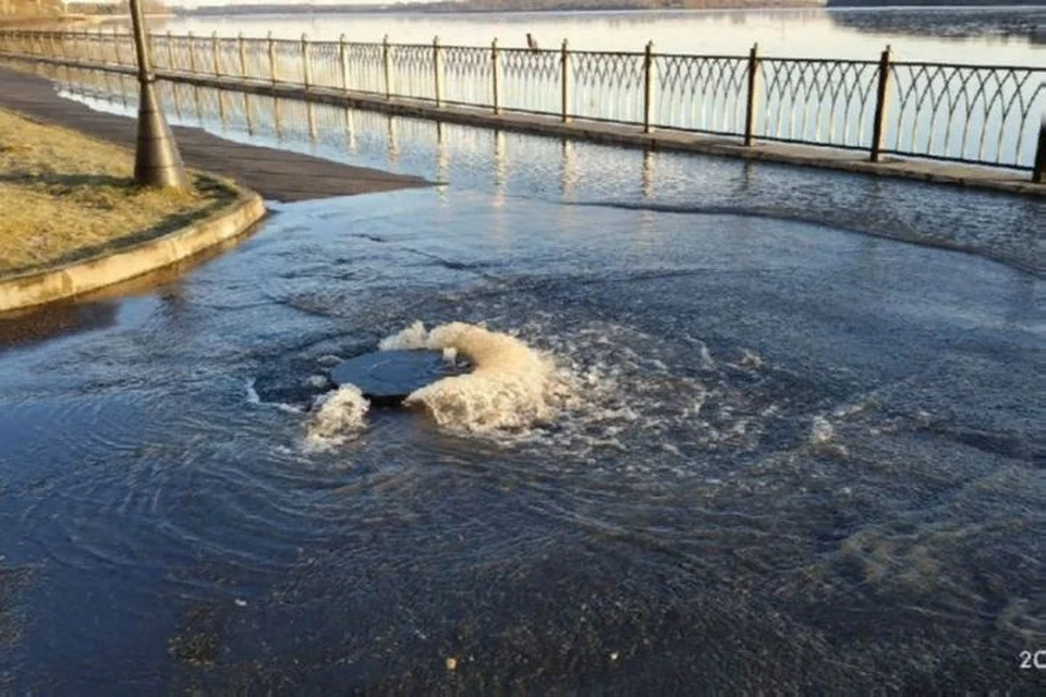 В воде оказались 422 садовых участка, набережные в Ярославле и Рыбинске. ФОТО: группа "Подслушано в Рыбинске" ВКонтакте