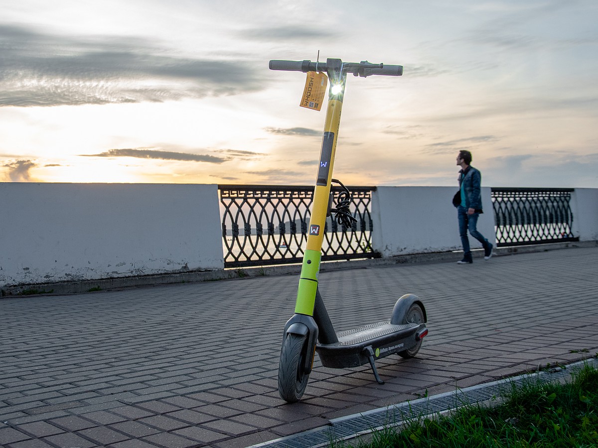 Борьба за тротуары: жители Ижевска жалуются на электросамокаты и лихих  самокатчиков - KP.RU