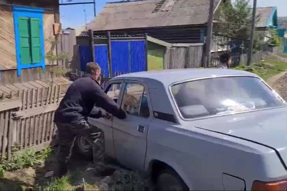 Въехавшего в забор на "Волге" пьяного водителя задержали в Тулуне