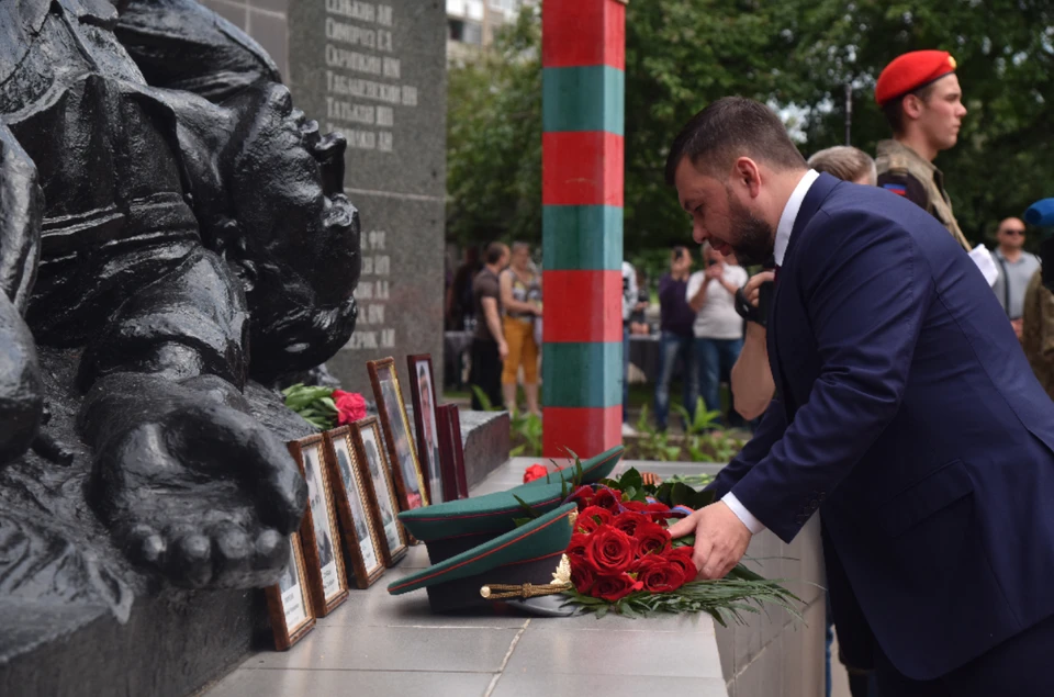 Денис Пушилин возложил цветы к памятнику воинам-интернационалистам в Макеевке. Фото: сайт Главы ДНР