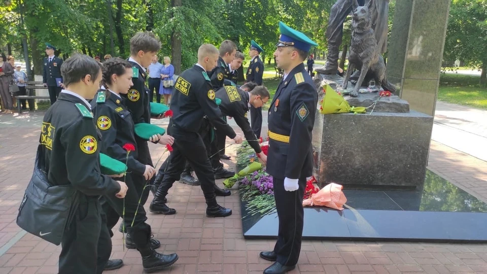 У памятника Дзержинскому прошла церемония возложения цветов и венков