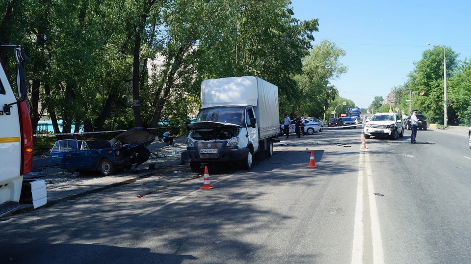 В аварии столкнулись четыре машины, два человека - сын и мать - погибли. Фото: ГИБДД Челябинска