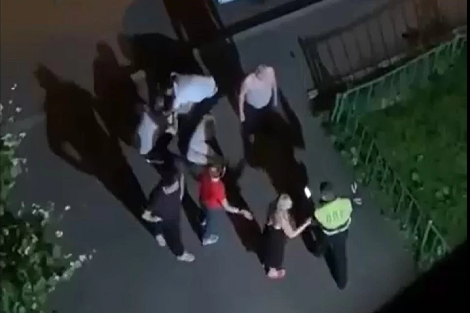 В иномарке, кроме пьяного водителя находилась женщина. Эта пассажирка вела себя агрессивно и вместе с людьми, вышедшими во двор дома, пыталась воспрепятствовать законным действиям полицейских