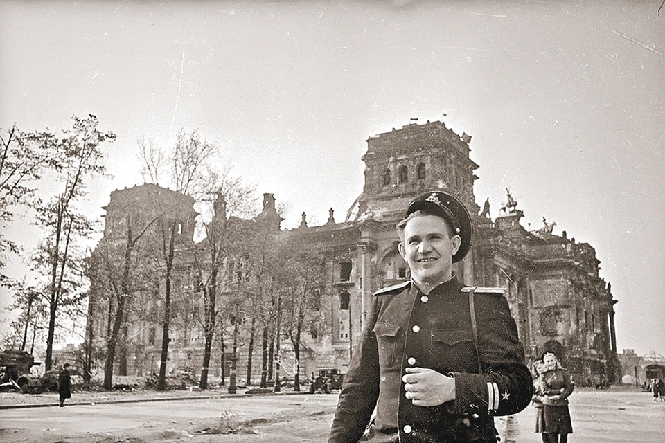Евгений Халдей у разрушенного Рейхстага. Май 1945-го. Фото: Собрание МАММ
