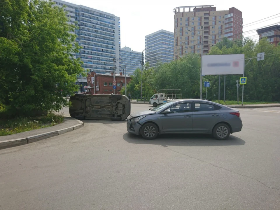 Автомобиль Volkswagen Polo перевернулся в результате ДТП на перекрестке. Фото: пресс-служба УМВД России по Томской области.