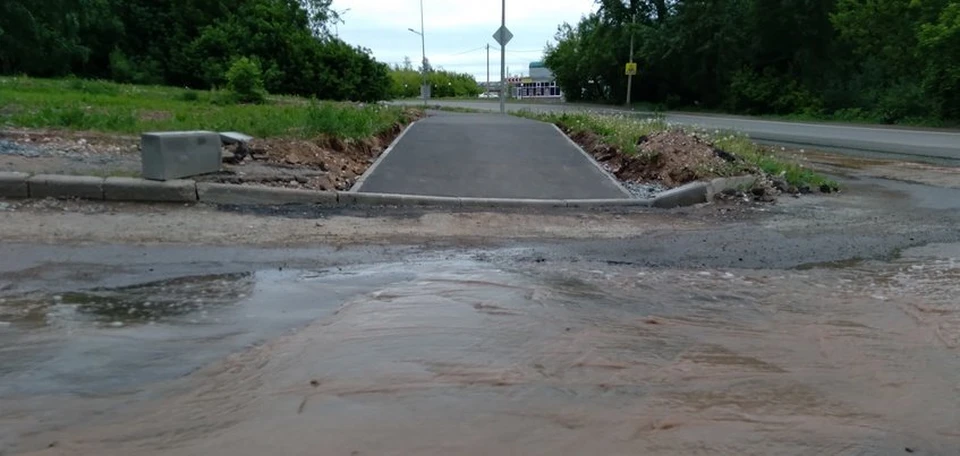 Из-за порыва подтопило улицу в Ижевске, Фото: Дмитрий Наговицын