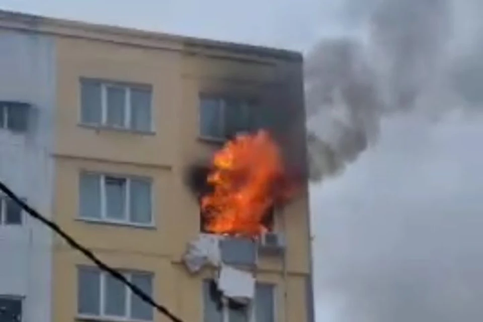 Огонь охватил помещение на восьмом этаже.