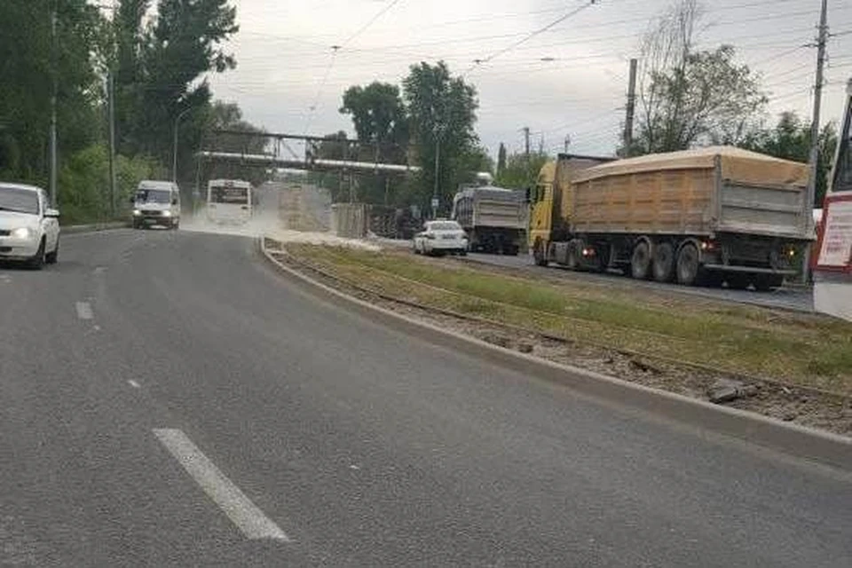 На Азина перевернулась фура. Фото из соцсетей