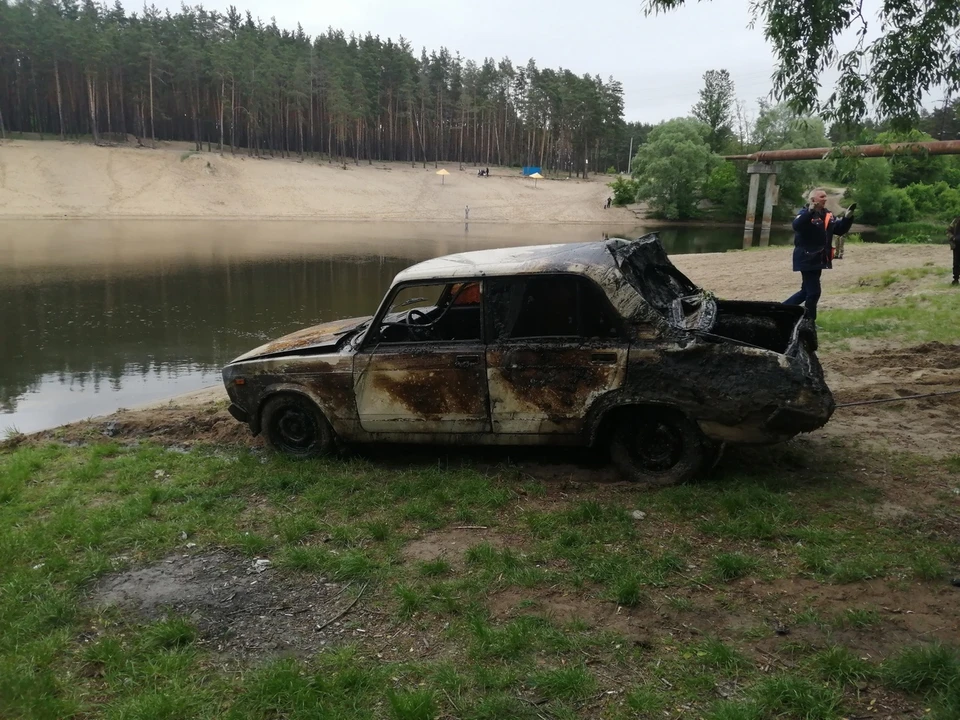 Чтобы вытащить легковушку на берег понадобился ЗИЛ с лебедкой