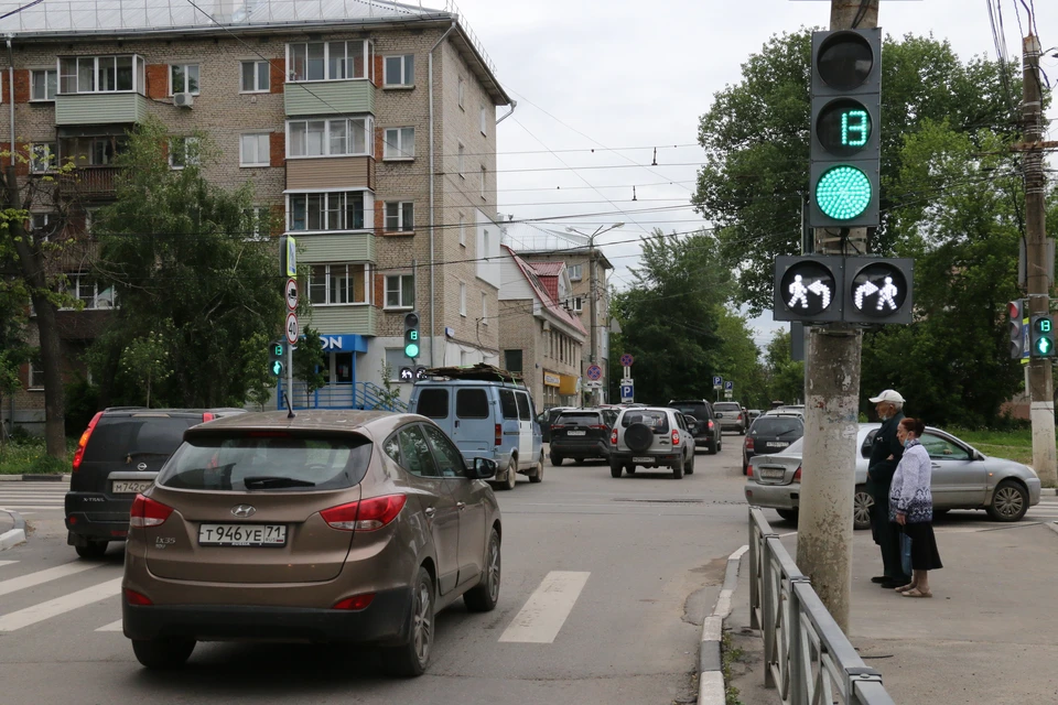 У светофора на перекрестке Энгельса и Толстого в центре Тулы появились новые секции — ранее таких в городе замечено не было