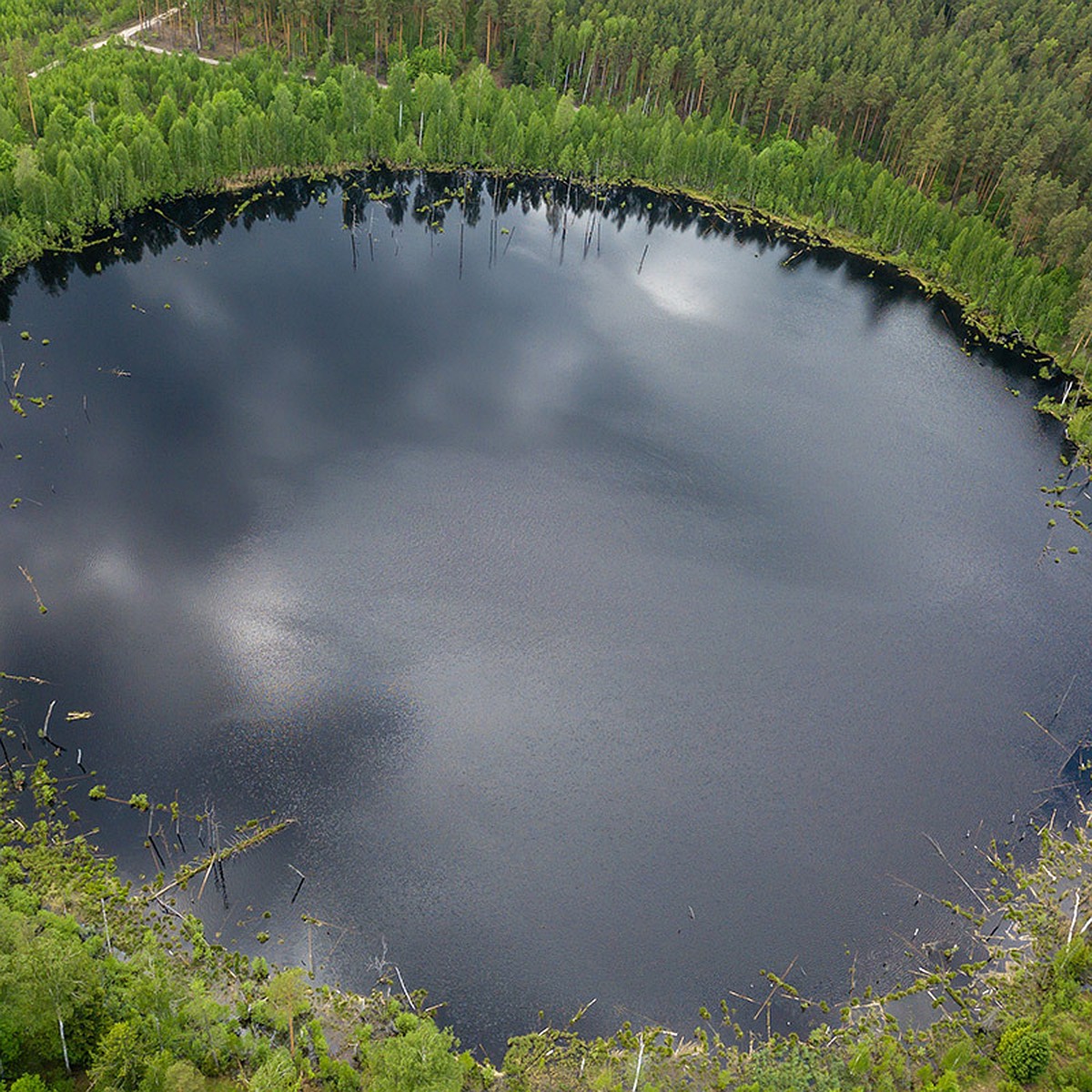 Озеро круглое глубина. Смердячье озеро Шатура. Озеро Смердячье Шатурский район. Озеро Смердячье метеорит. Смердячье озеро Шатура легенды.