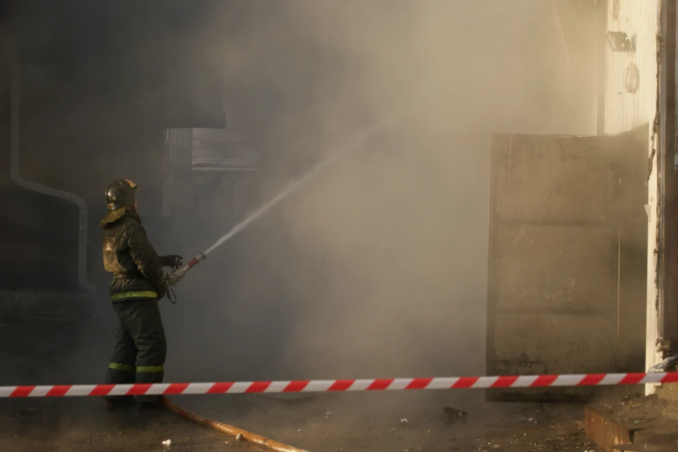 Два двухэтажных дома горят в Братске
