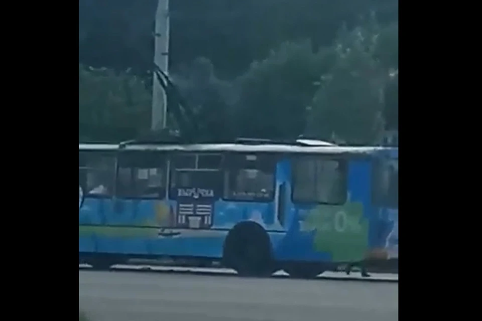 Жители Ижевска сняли на видео, как с крышы троллейбуса поднимается дым Фото: Сергей Зылев, vk.com/zlou18