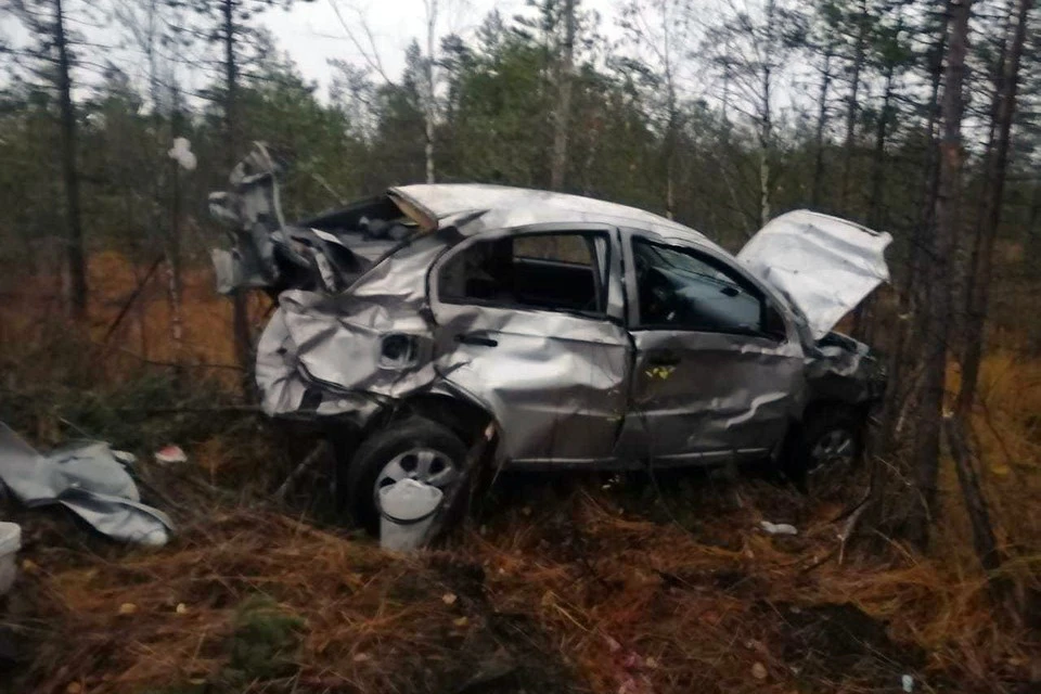 Водители обоих машин и пассажир Ford получили травмы различной степени тяжести. 68-летняя пассажирка Chevrolet скончалась в машине скорой помощи. Фото: Мурманск ДТП ЧП