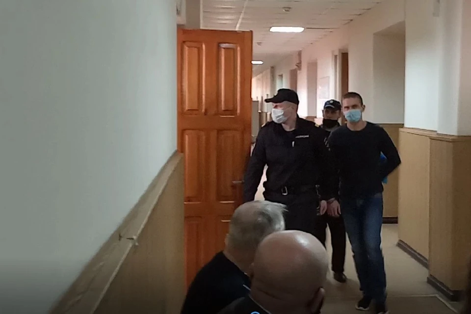 Жителю Тверской области Александру Зобенкову, обвиняемому в тройном убийстве, прокурор просит дать 18 лет в колонии строгого режима.