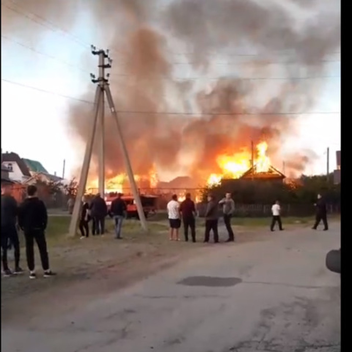 Очевидцы засняли на видео жуткий пожар на скотном дворе в Самарской области  - KP.RU