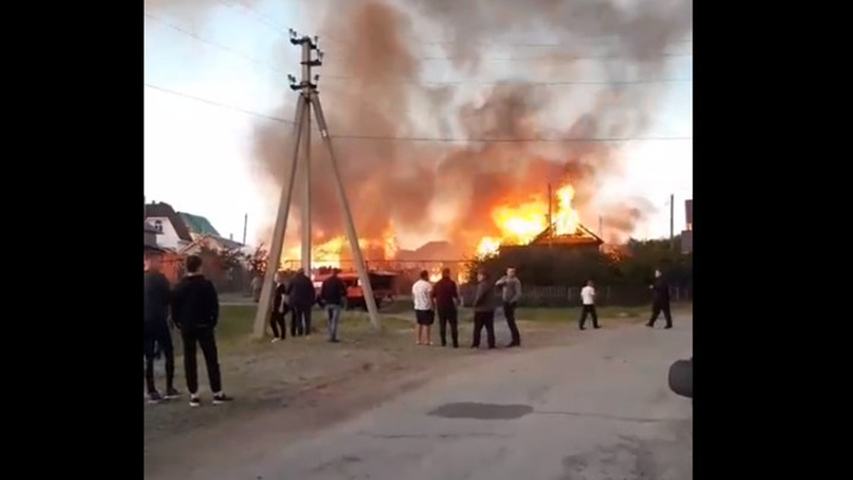 Очевидцы засняли на видео жуткий пожар на скотном дворе в Самарской области  - KP.RU