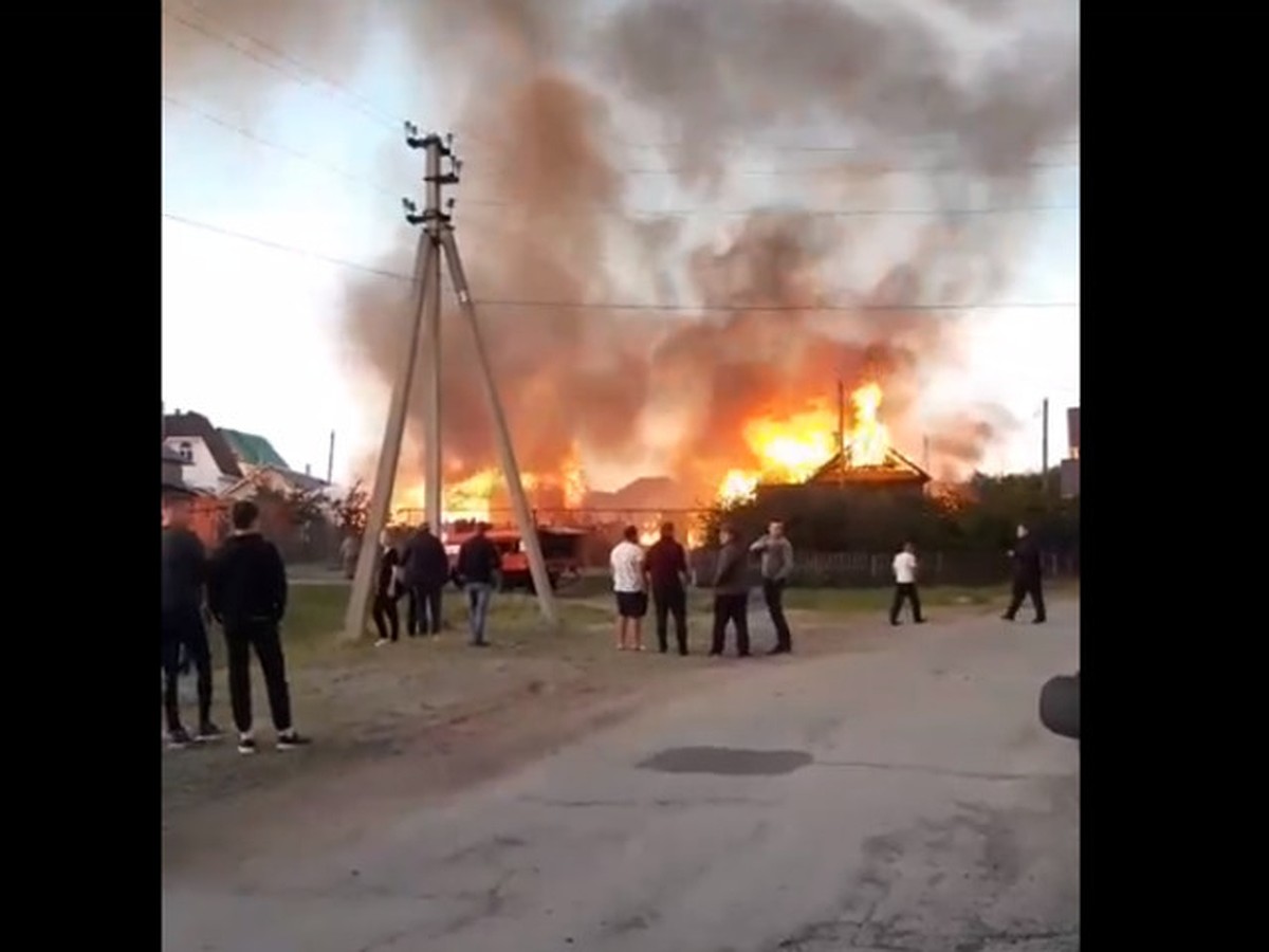 Очевидцы засняли на видео жуткий пожар на скотном дворе в Самарской области  - KP.RU