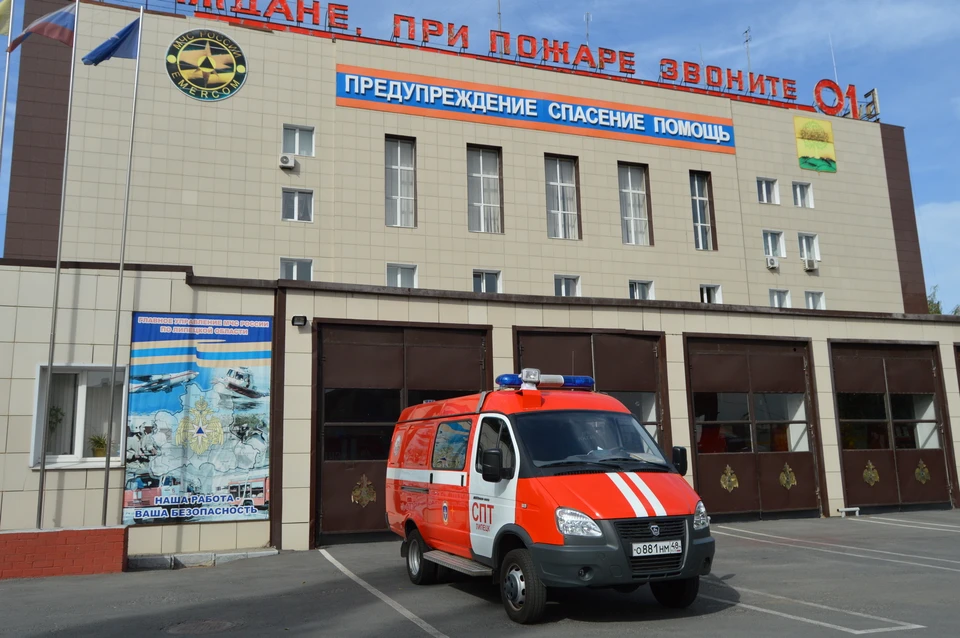Липецкие пожарные потушили квартиру и вернули к жизни женщину с ребенком
