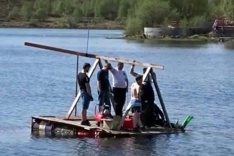 Мужчины на плоту оказались рабочими, которые будут поднимать фонтан из-под воды. Фото: Rustem Fahreev/vk.com/murmanskgroup