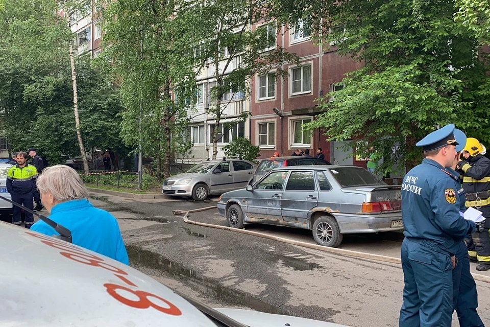 Утром на проспекте Энтузиастов что-то "бахнуло". Специалисты выясняют, что именно. Фото: vk.com/spb_today / Виталия Мартынова