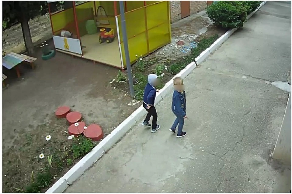 Мальчики сумели спокойно выйти за пределы дошкольного учреждения. Фото: кадр видео пресс-службы МВД по Республике Крым