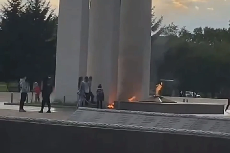 «Ничего святого, что за поколение!»: в Комсомольске неизвестные сожгли цветы в Вечном огне. Фото: скриншот с видео.