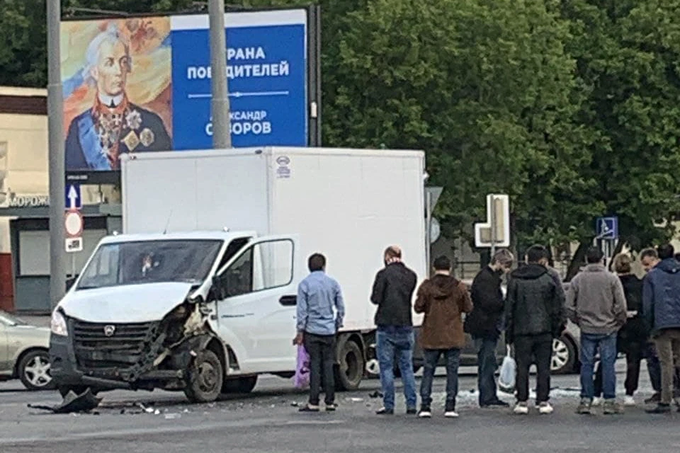 На Варшавском шоссе произошло столкновение грузового фургона с автобусом частного перевозчика
