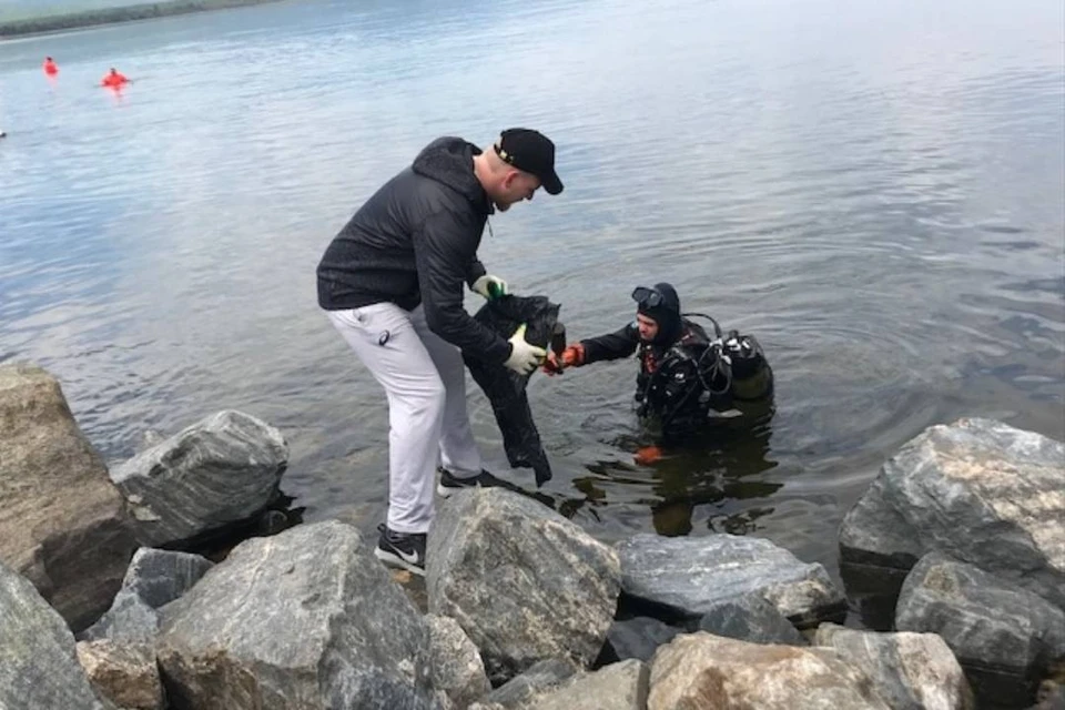 Дно Байкала очистили от покрышек и деталей судов водолазы в Иркутской области