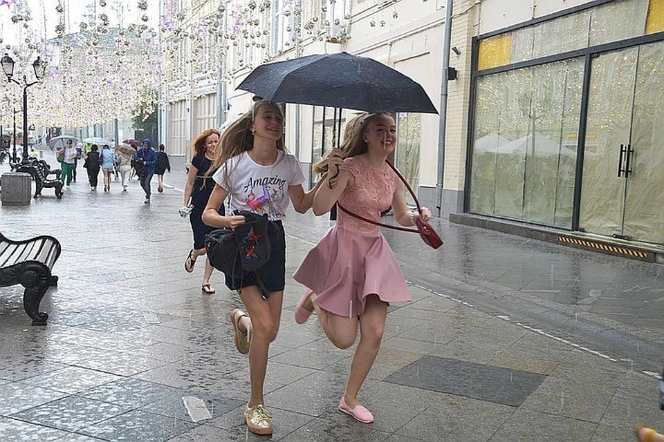 Москвичам пообещали теплую и дождливую погоду