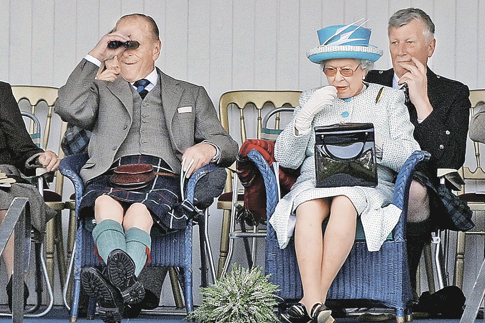 Филипп (слева) и английская королева Елизавета II на популярных «Играх горцев» в Шотландии. 2011 г. Фото: David MOIR/REUTERS