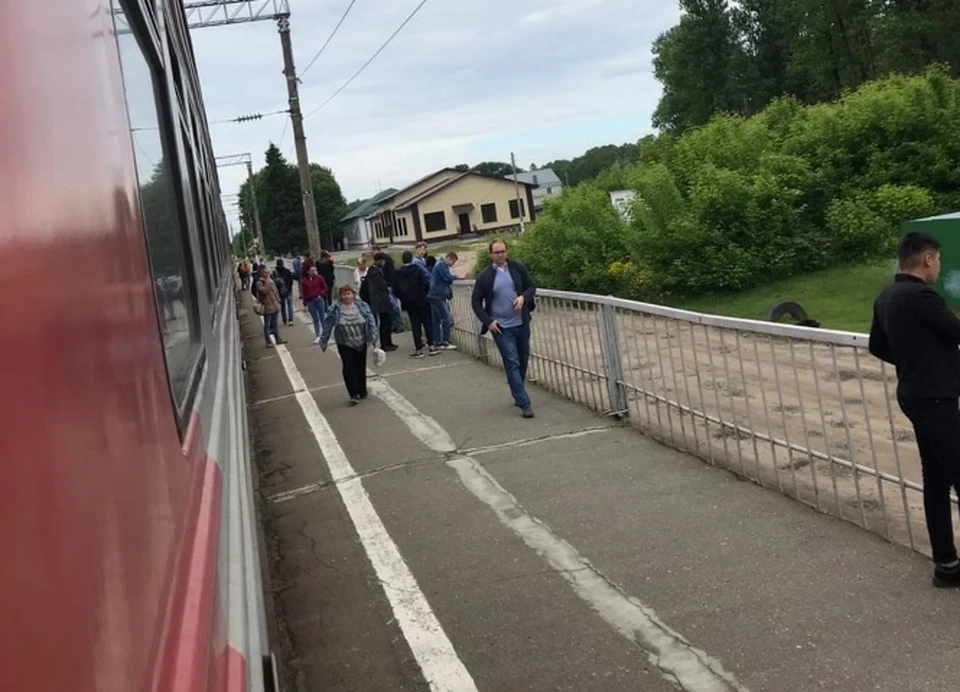 В брянском Сельцо из-за подозрительной коробки эвакуировали пассажиров из электрички. Фото:vk.com, "Подслушано Брянск".