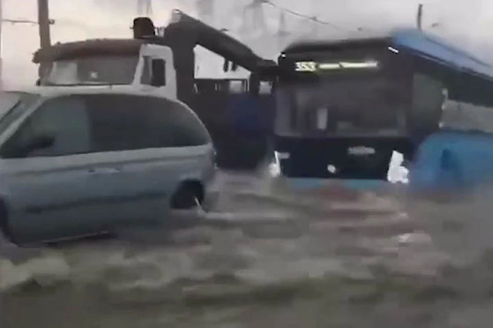 О неравномерных осадках свидетельствуют и видео из соцсетей. Одно из них - гигантские лужи в Бибирево, по которым "плывет" электробус.