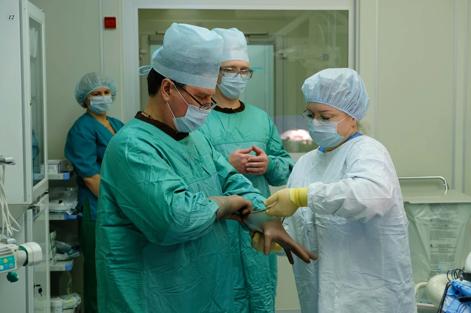 Хирурги во время подготовки к операции Фото: департамент информационной политики