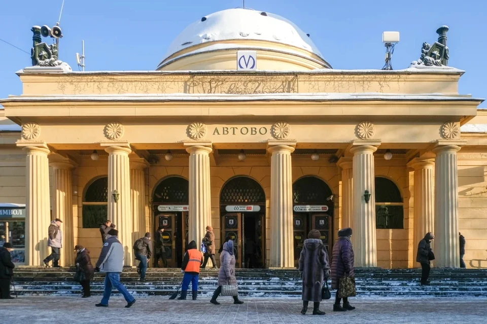 В Петербурге на пять минут закрыли вход на станцию метро "Автово".