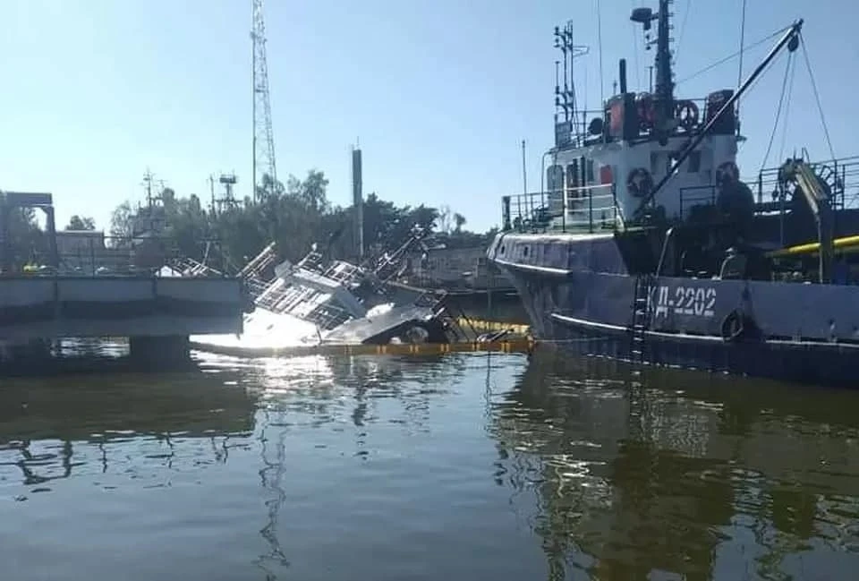 От полного погружения траулер двое суток удерживали тросы.