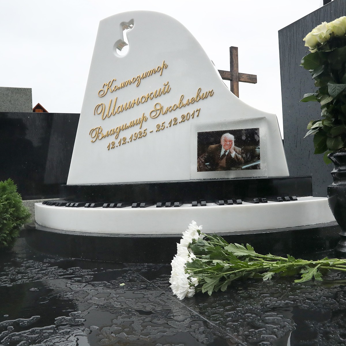 Памятник Шаинскому на могиле Троекуровском кладбище