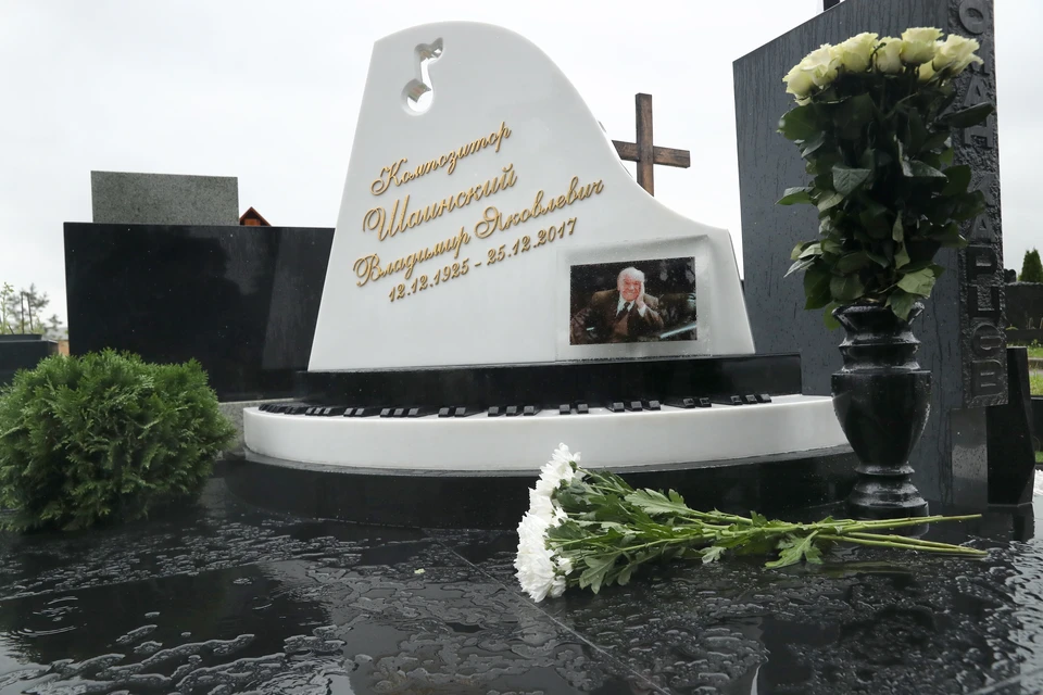 Памятник на могиле композитора Владимира Шаинского в день открытия на Троекуровском кладбище. Фото: Михаил Терещенко/ТАСС