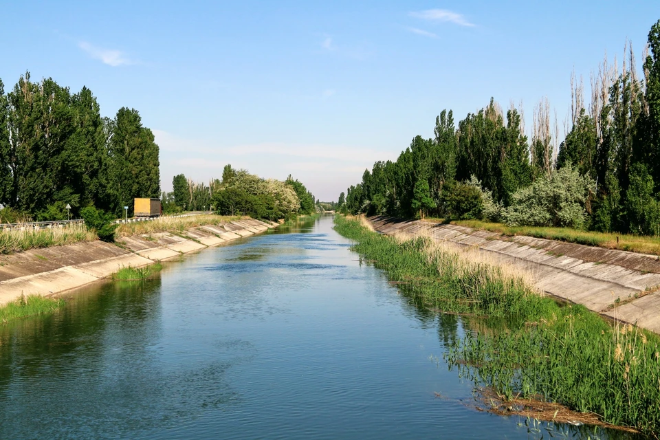 Сейчас Северо-Крымский канал частично заполнен водой из артезианских скважин.